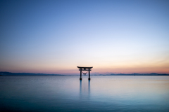 2025年日没の海の鳥居