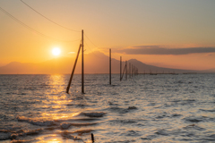 海に沈んだ道と夕日の道