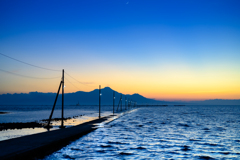夕闇の海床路と雲仙のシルエット