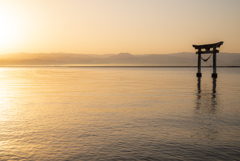 朝の山並と海の鳥居