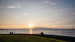 秋めく夕暮れの海床路
