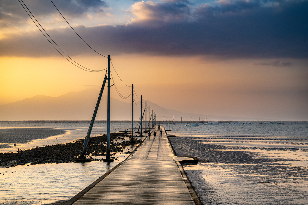 引き潮の海床路と雲仙普賢岳のシルエット