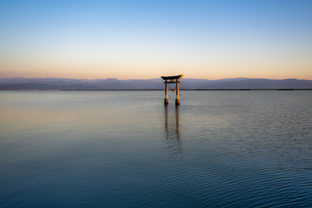 夕暮れの鳥居と山並みと