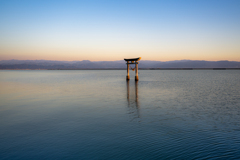 夕暮れの鳥居と山並みと