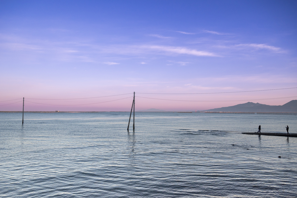 染まりゆく朝の海と空