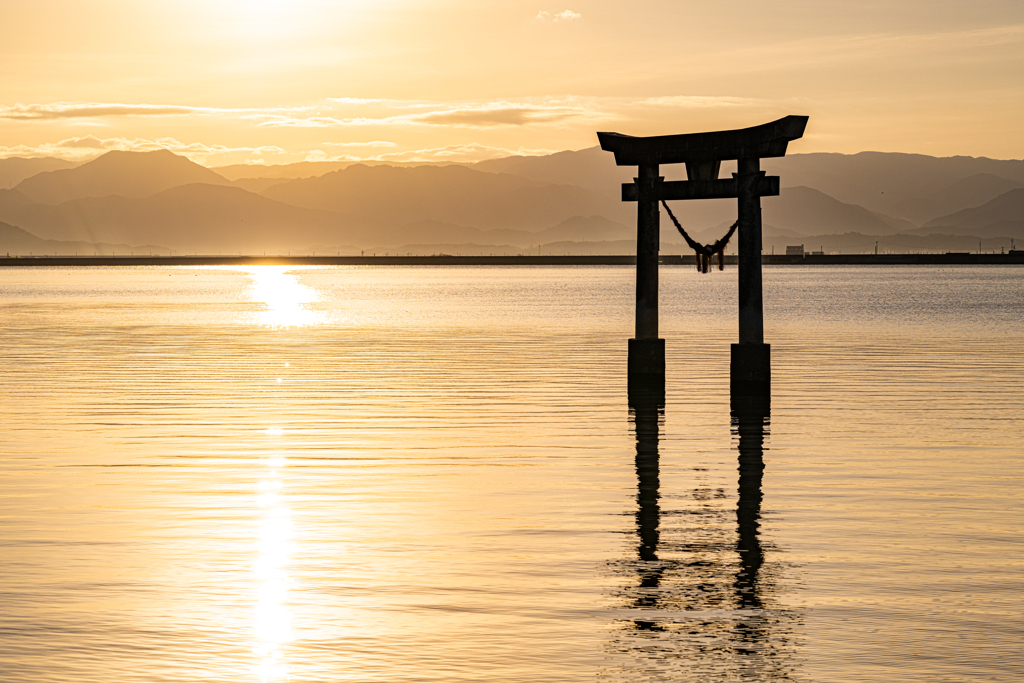 黄金色にきらめく海と鳥居