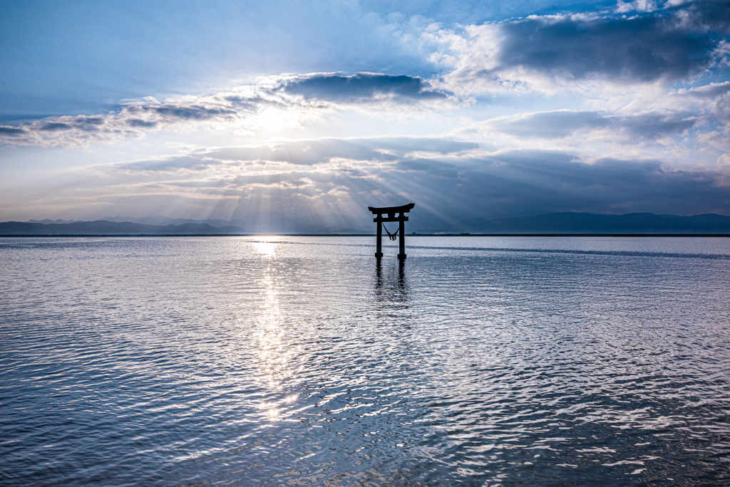 朝日射す、海の鳥居