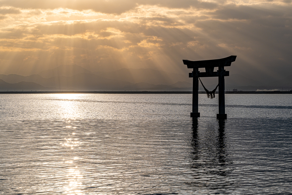 海の鳥居に射す光芒