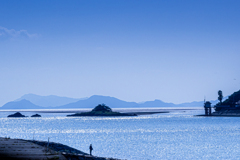 キラキラ海と釣り人