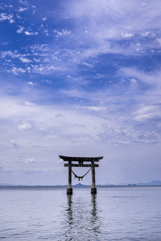 海の鳥居と空