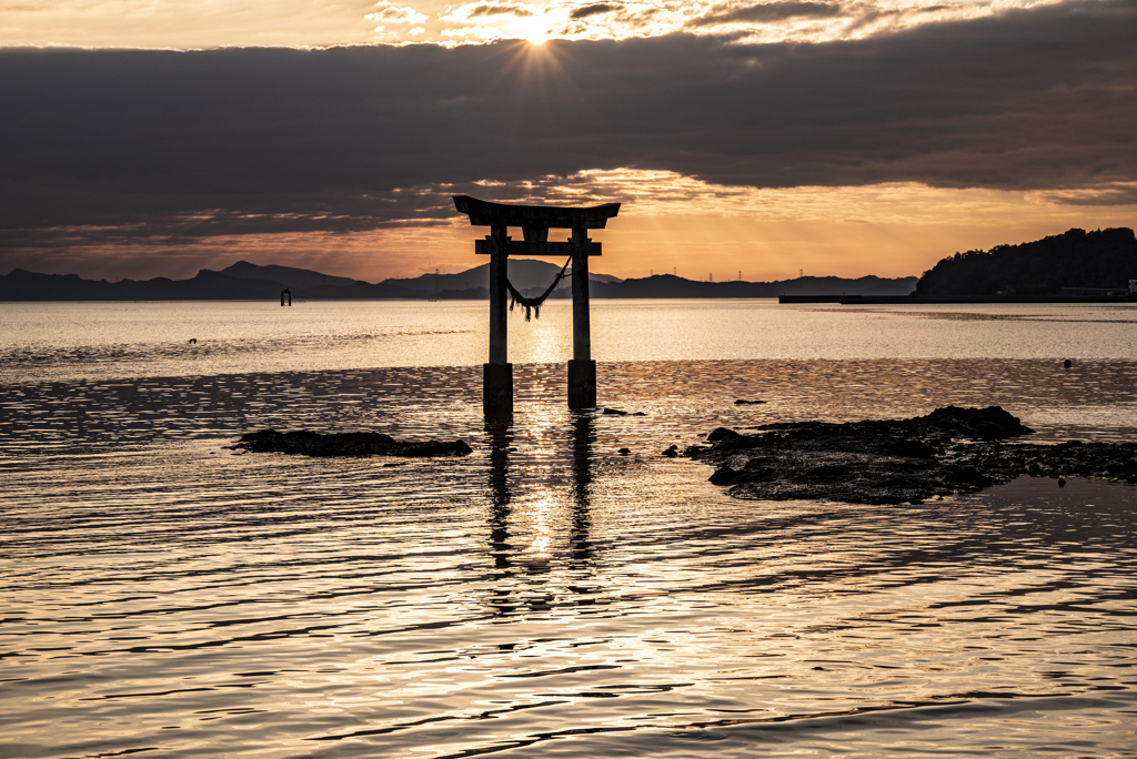 煌めく海と鳥居