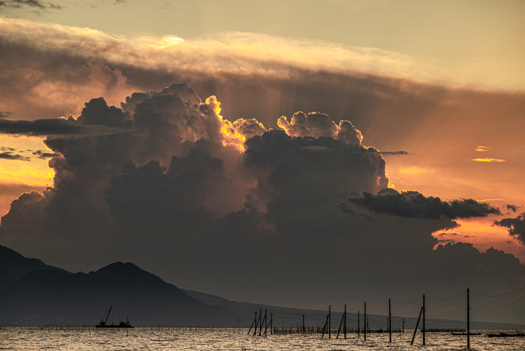 蠢めく雲