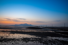 夕暮れに静かに満ちゆく干潮の海床路