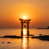 鳥居に沈む夕日