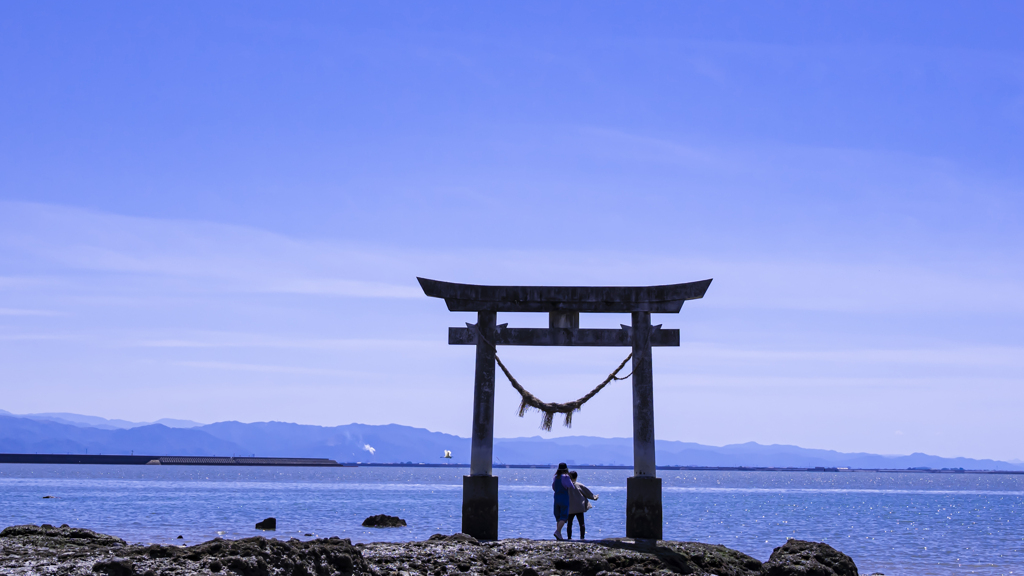 鳥居の下の二人