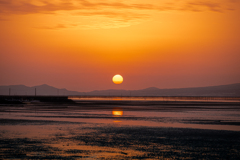 干潟の有明海に沈む夕日