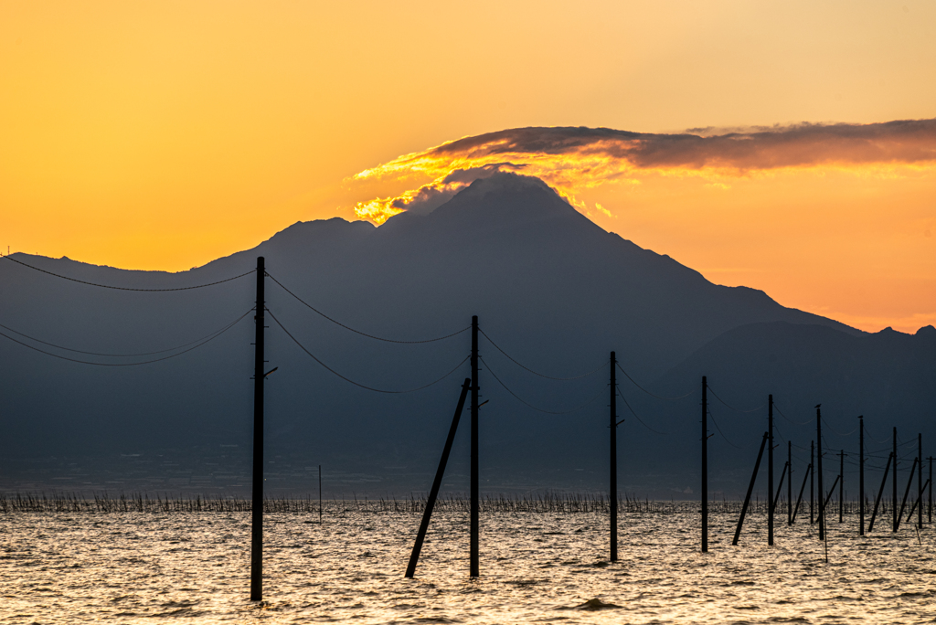 海床路と雲仙のシルエット