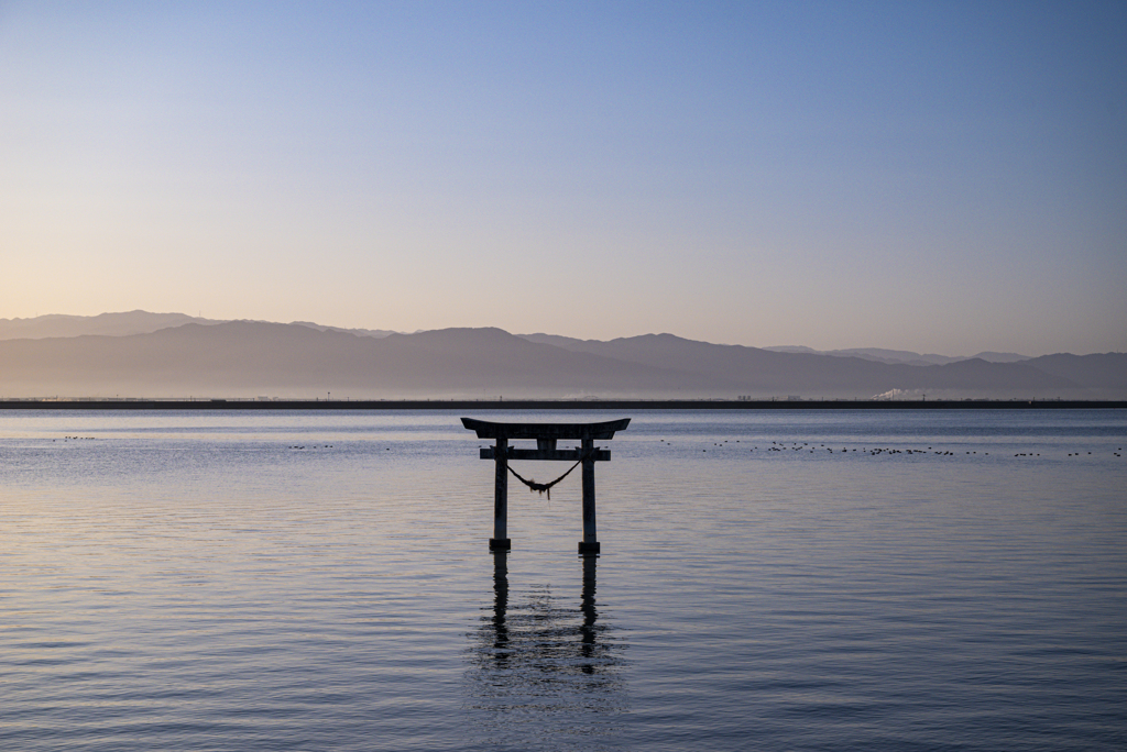 朝の海と鳥居