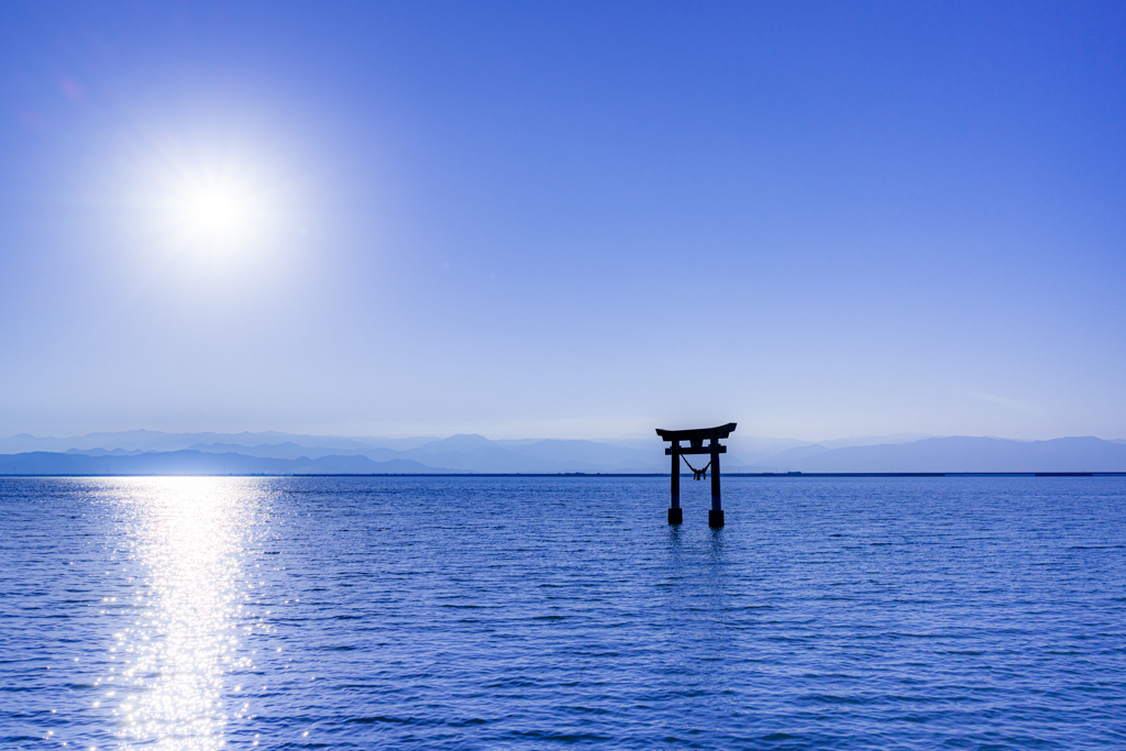 海の鳥居と朝日