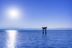 海の鳥居と朝日