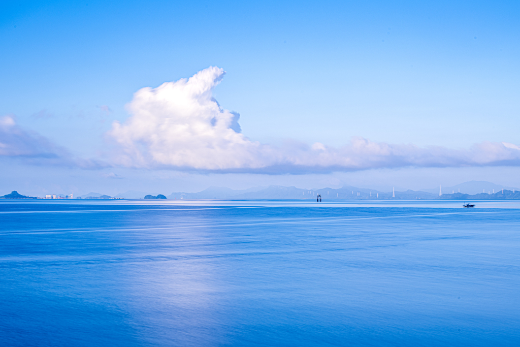 夏の雲と青い海
