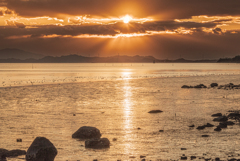 夕焼けに染まる干潟と海