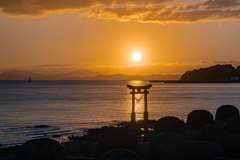 海の鳥居に沈む夕日