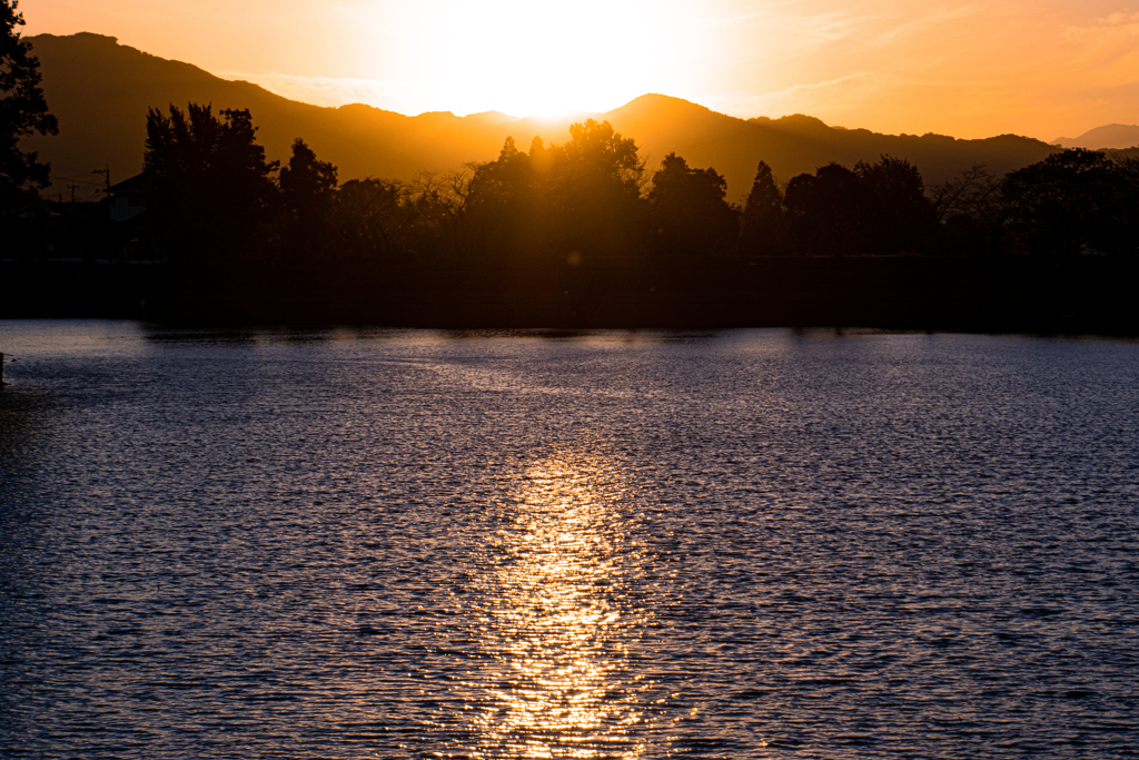 湖畔の夕暮れ