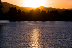 湖畔の夕暮れ
