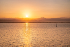 山々に降り注ぐ朝日