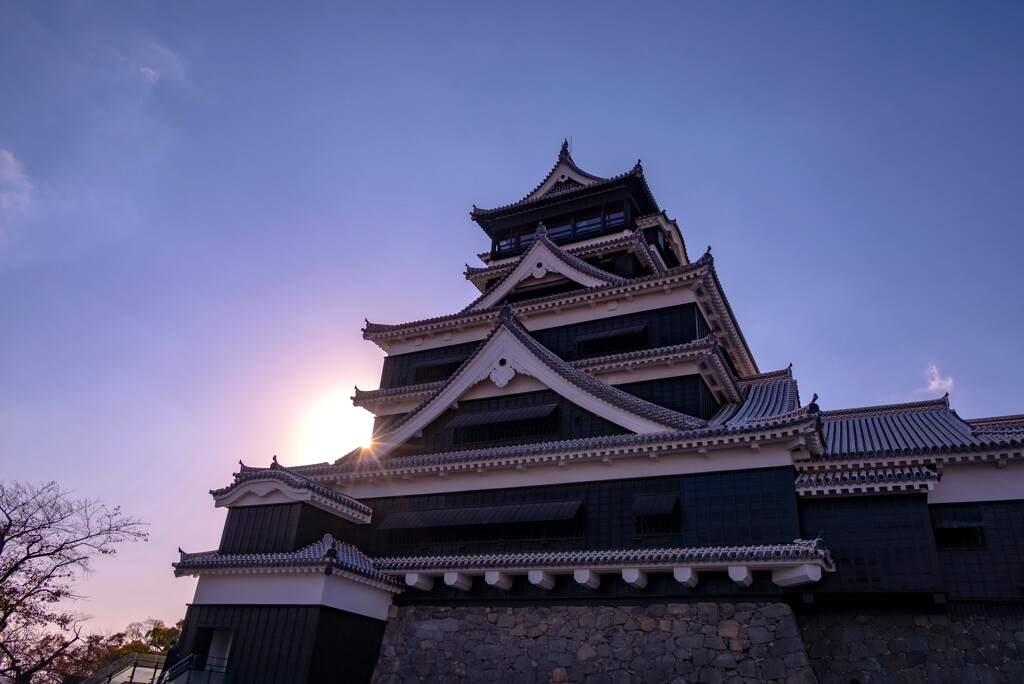 夕日を背に熊本城