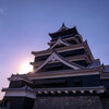 夕日を背に熊本城
