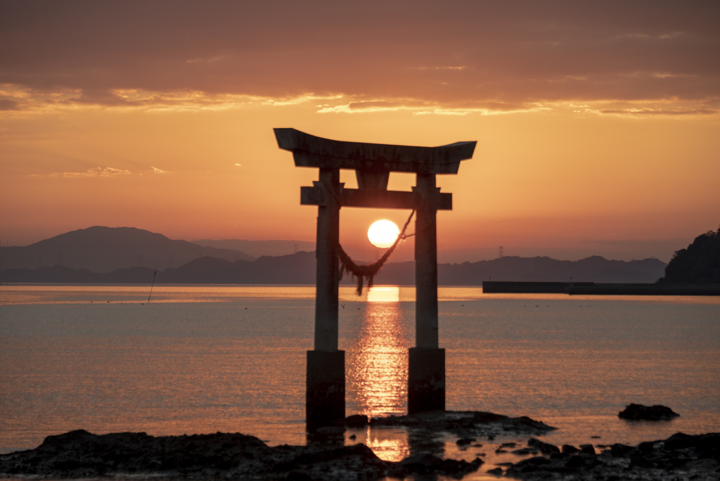 鳥居と夕日