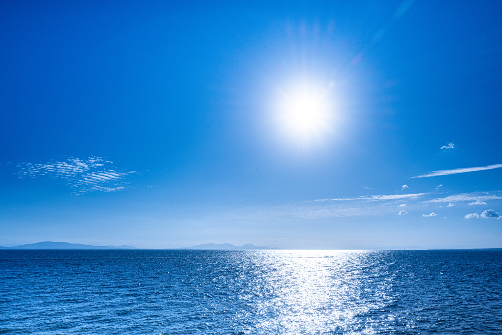 部屋に射す朝日と有明海