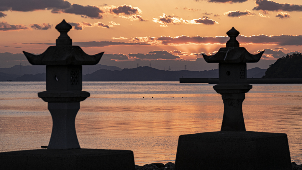 灯籠と海