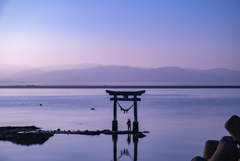 鳥居の下の釣り人