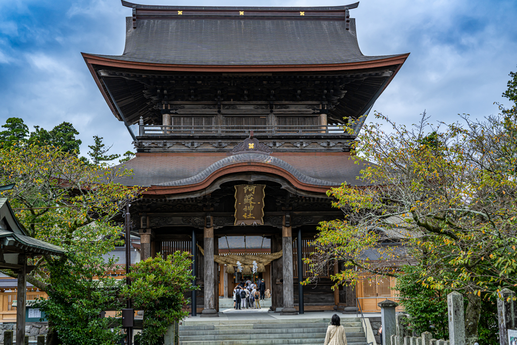 復興した阿蘇神社楼門