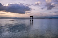 夜明けの雲と海と鳥居