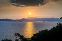 夕日に染まる海と島々のシルエット