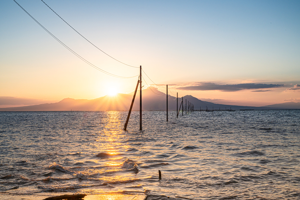 雲仙を照らす夕日と海床路