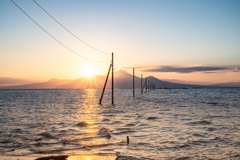 雲仙を照らす夕日と海床路