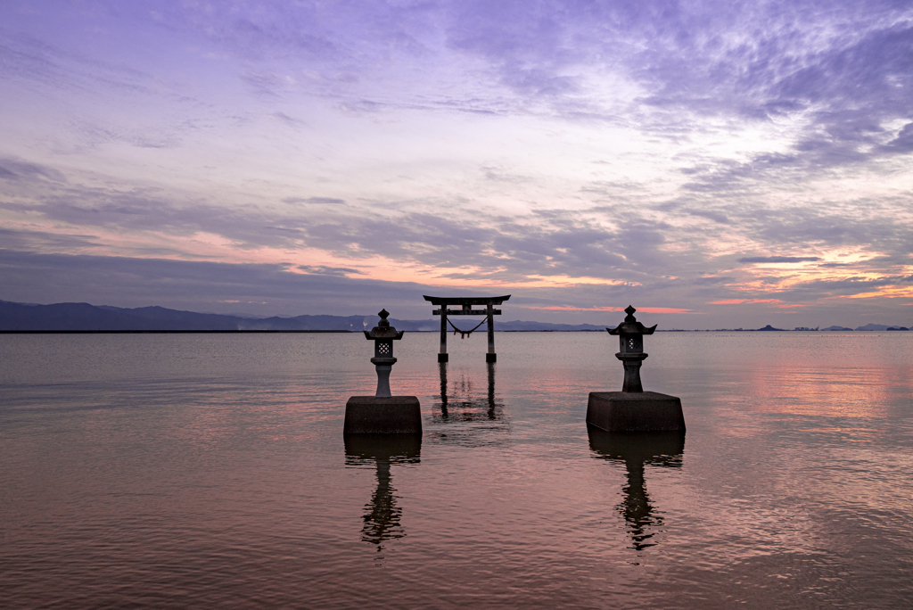 夕暮れの海の鳥居