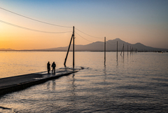 長部田海床路の夕景(夕日が沈まない季節)