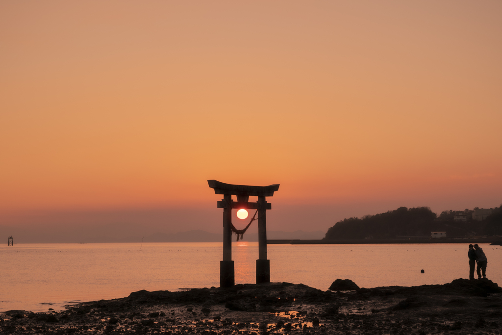 鳥居の中の夕日