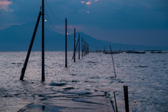 海に沈む道