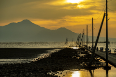 夕暮れの海床路で