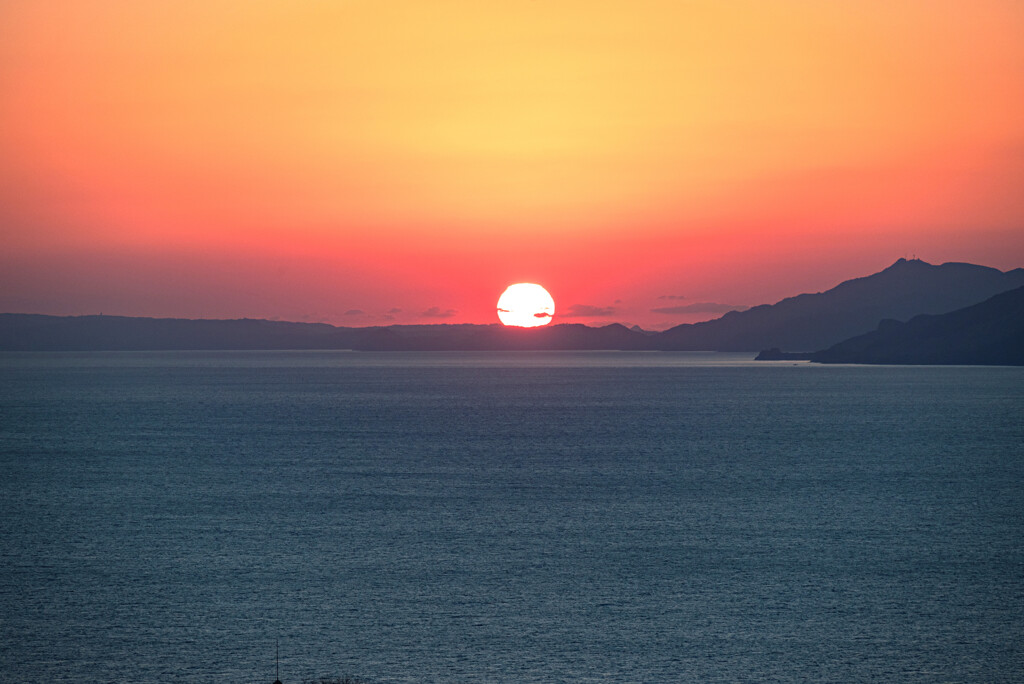 島に沈む夕陽