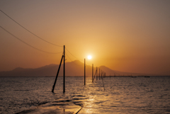 夕日の海床路