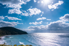 12月の青い海と眩しい太陽