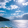 12月の青い海と眩しい太陽